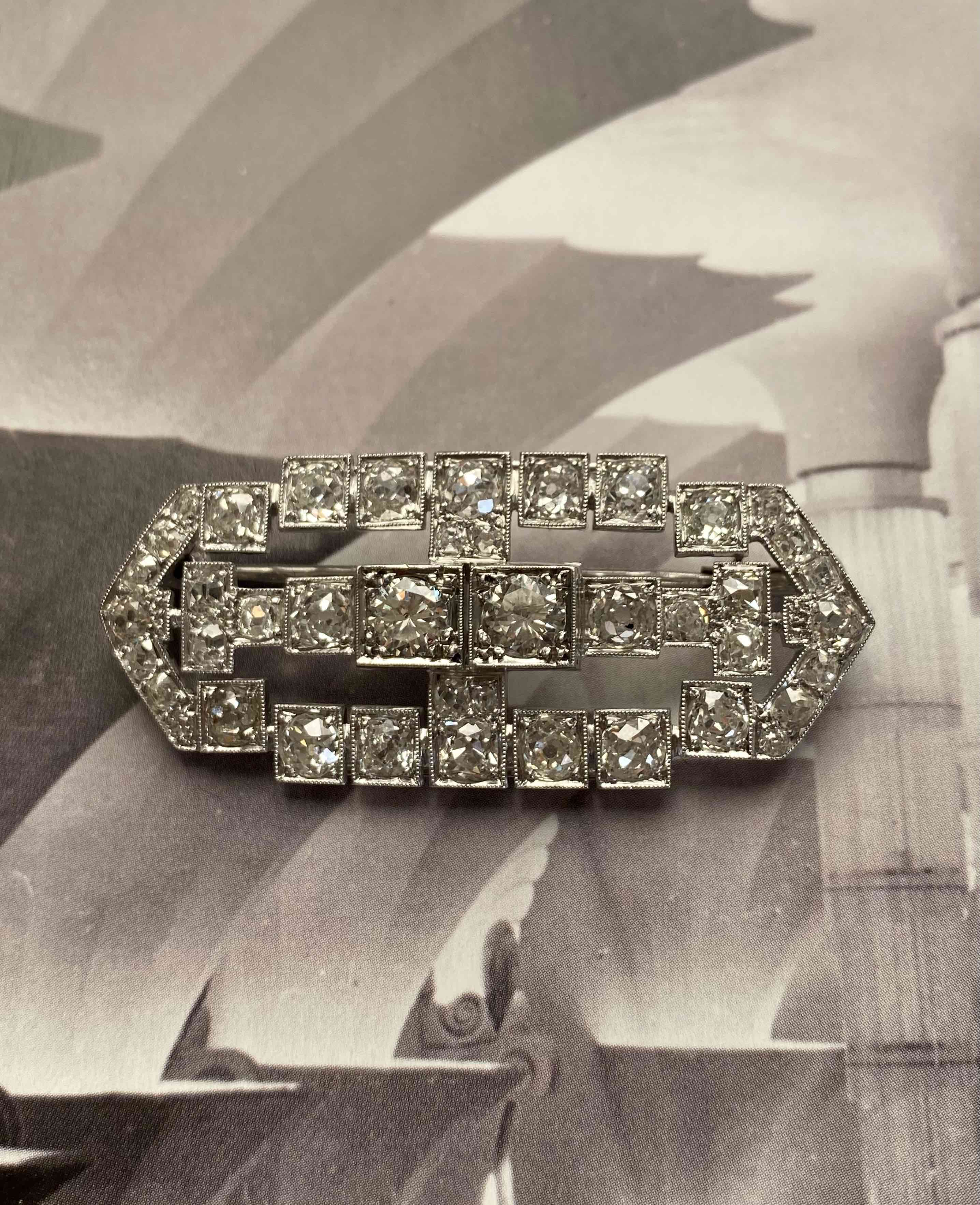 Broche Art Déco diamants platine © PATRIMOINE JOAILLERIE